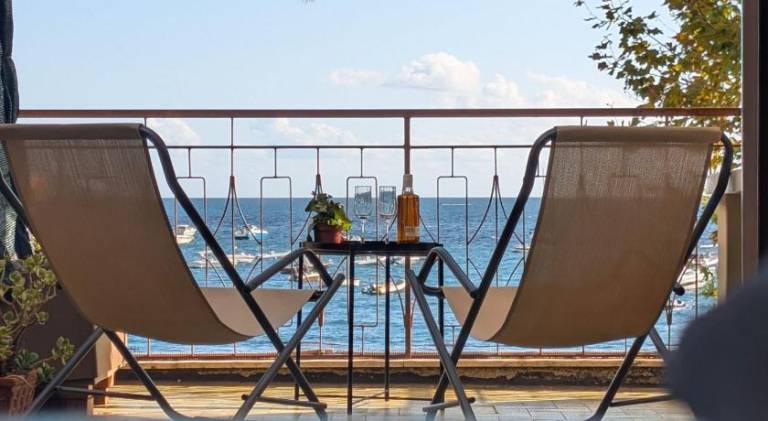 Holiday apartment with terrace | Next to the beach | Pets are welcome in Minori