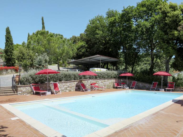 Rental apartment with patio, pool & yard — photo 4
