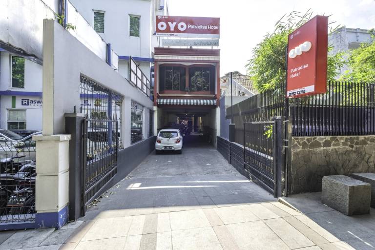 Luxury Twin Stay with Free WiFi and Parking