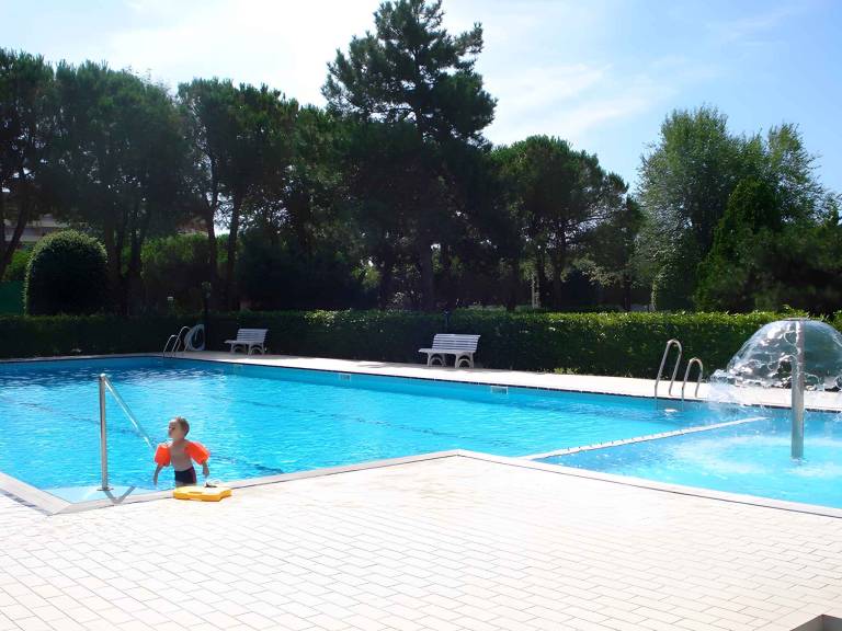 Holiday apartment with pool, patio & yard — photo 2