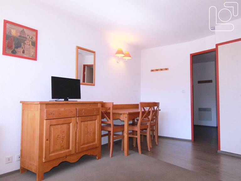 2-Room Apt for 6 near Ski Slopes, Shops & Amenities – South/East Balcony, Pet Friendly, Alpe d'Huez — photo 5