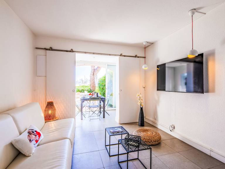 Holiday apartment with patio — photo 3