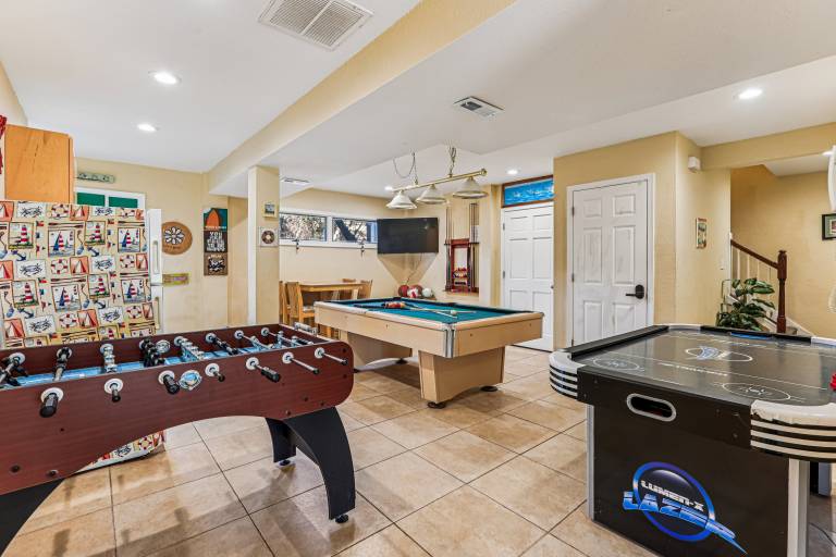 HotTub, Pool Table, Elevator! Large fenced yard, pets — photo 3