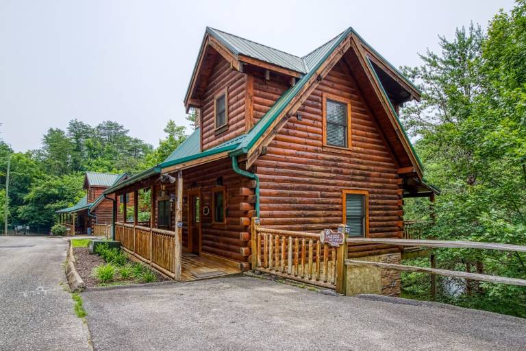 Cabin with private pool in Pigeon Forge, TN