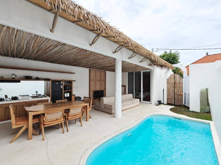Villa with pool, yard & terrace | Pets allowed — photo 5