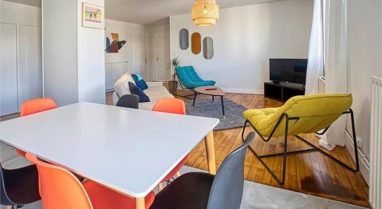 Apartment with patio — photo 2