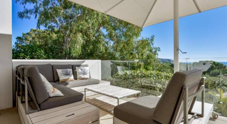 Villa with pool — photo 4