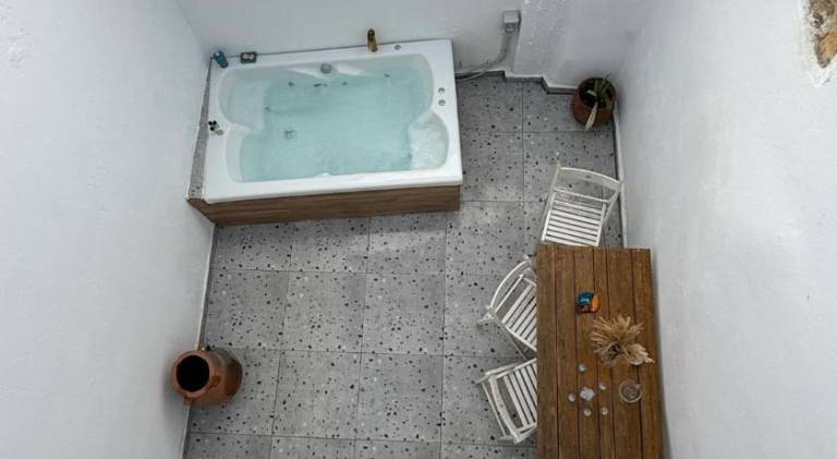 House with hot tub & patio in Rethymno