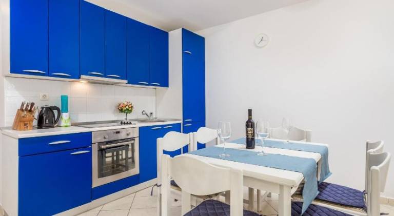 Holiday apartment with terrace, barbeque & garden — photo 2