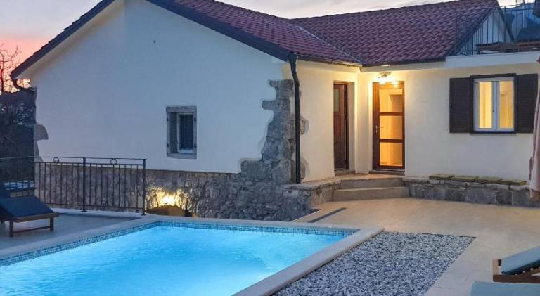 Vacation home with pool — photo 3