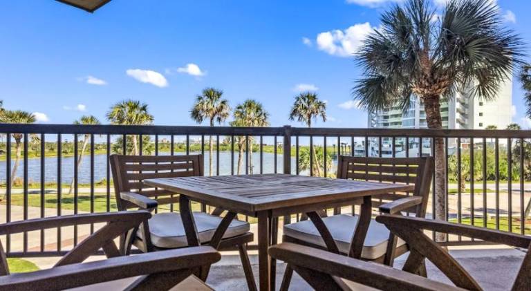Seashell Retreat - Beachfront Condo with Pools and Cabanas — photo 4