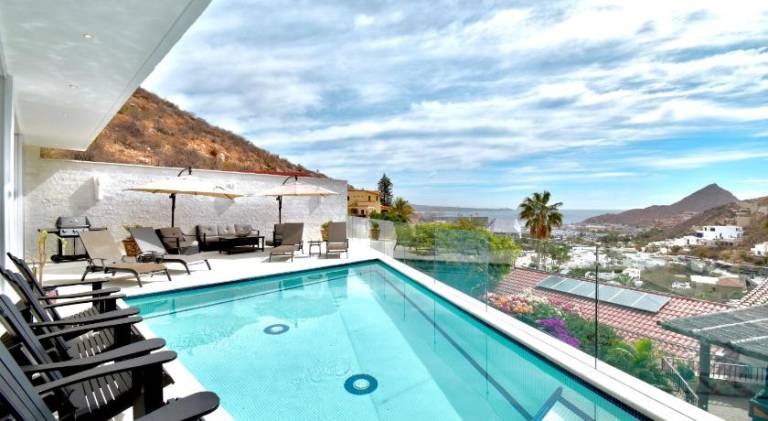 Villa with pool & hot tub — photo 3