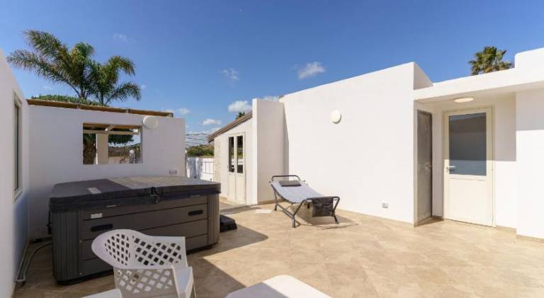 Villa with hot tub — photo 3