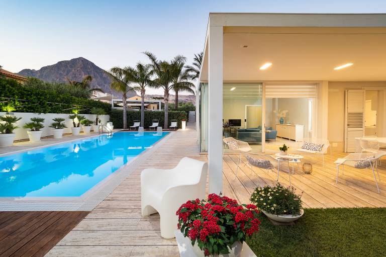 Fully equipped charming villa with private pool, barbecue & yard | Pets allowed — photo 2