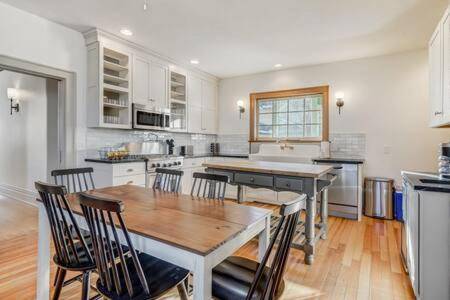 Noble Mansion 7 Bedrooms w Hot Tub Firepit & BBQ — photo 4