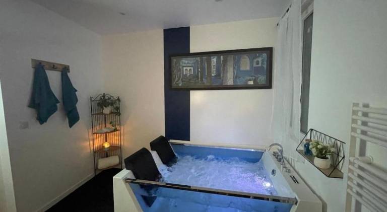 La Bulle Bleue Jacuzzi — photo 3
