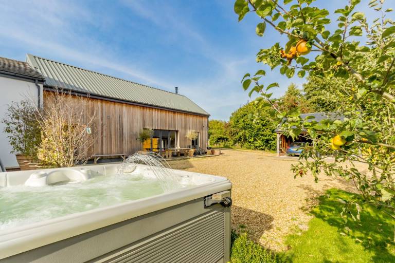 Cottage with garden, grill & hot tub — photo 2