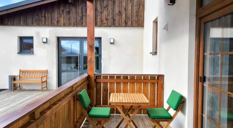 Serviced apartment with patio & yard — photo 5