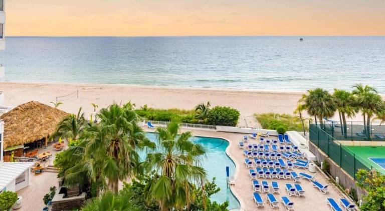 Beachfront Getaway Private Balcony & Scenic Views — photo 4