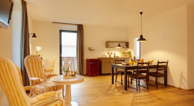 Serviced apartment with yard & patio — photo 3