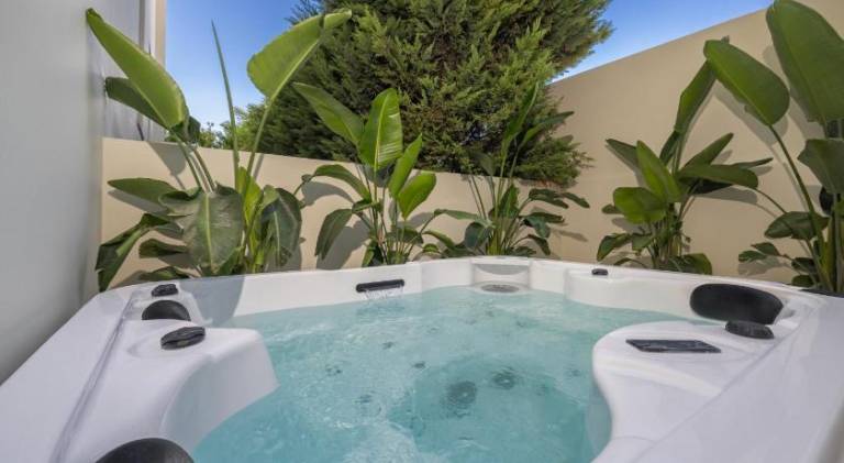 Natural Harmony, Luxury Studio Oasis & Hot Tub — photo 3