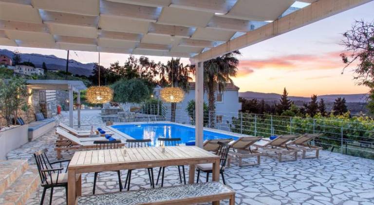 Fully equipped charming villa with patio, garden & private pool | Water view | Suitable for remote work | Pets are welcome — photo 4