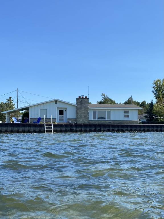 Burt Lake, MI Vacation Rentals from 186 HomeToGo