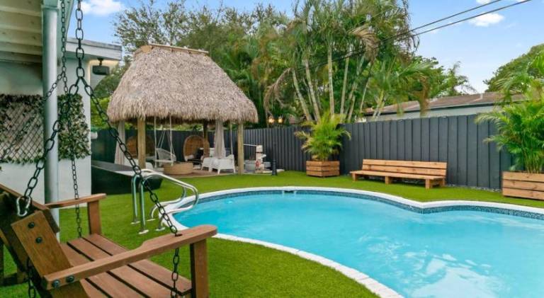 Villa with pool in Aventura, FL