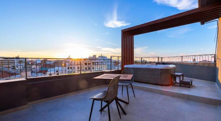 Rental apartment with patio & hot tub — photo 5