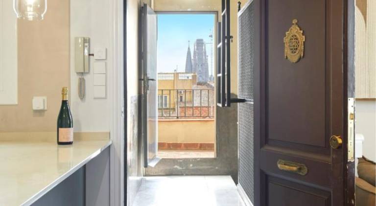 Holiday apartment with terrace | Close to Casa Milà in Barcelona