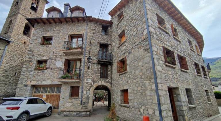 Spacious vacation home with pool | Pet-friendly in Huesca