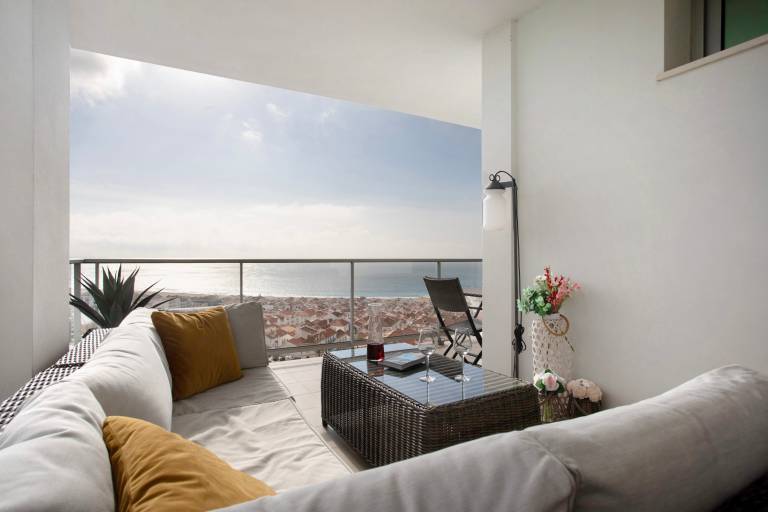 Apartment 'Nazaré Dream View' with Sea View, Shared Pool and Wi-Fi in Leiria