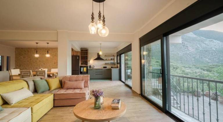 Rental apartment with yard & patio in Kalamata
