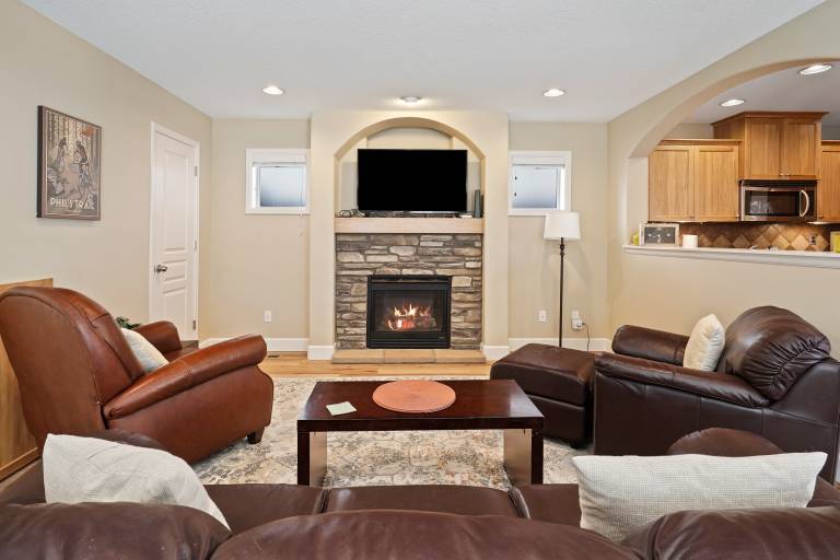 Ellie - Northwest Bend Convenient Location - Private Walled Deck — photo 4