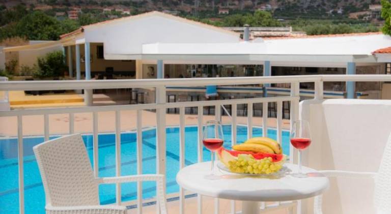 Nice serviced apartment with terrace, yard & pool | Pets are welcome — photo 2