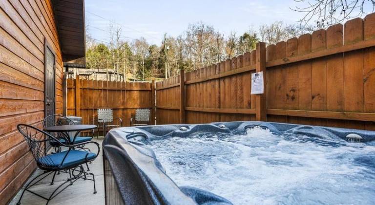 Vacation home with jacuzzi — photo 4