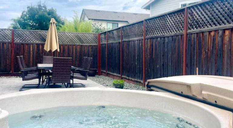 House with hot tub — photo 4