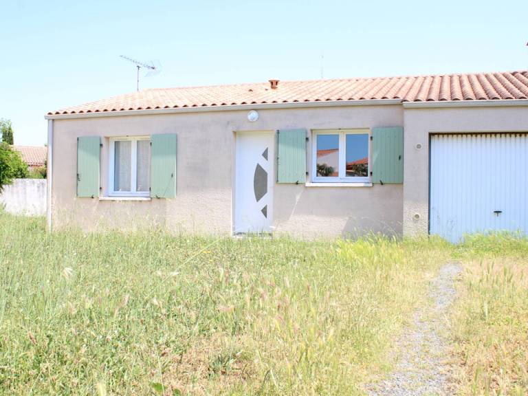 House with 2 rooms for 6 persons in Angoulins