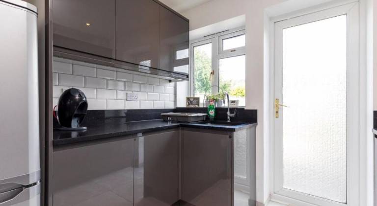 West Green House Spacious 3BR, Wifi, Paid Parking, Next to Crawley Hospital, Close to Gatwick Airport, — photo 5