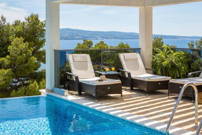 Villa with pool, barbeque & garden — photo 2
