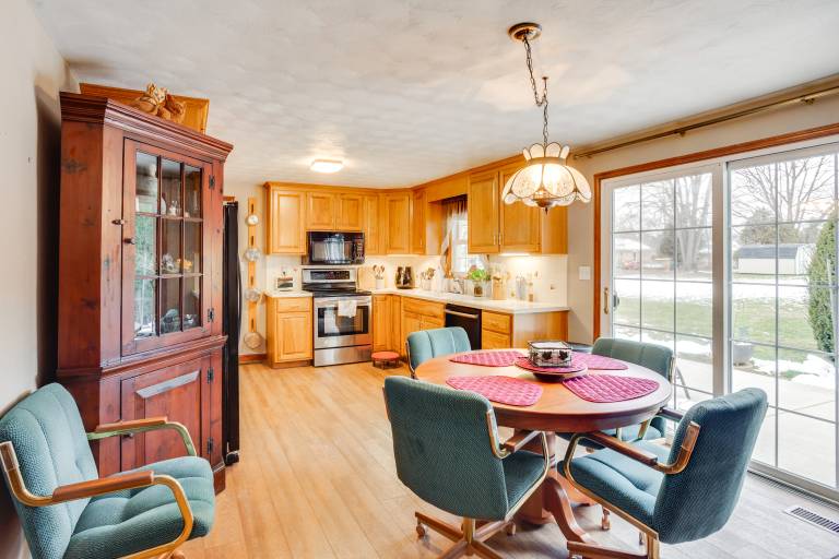 'Three Pines Family Retreat' Home in Carlisle — photo 2