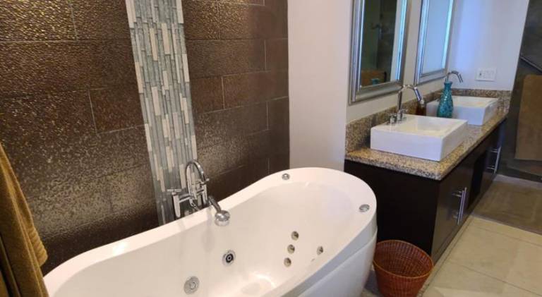 Serviced apartment with terrace, yard & jacuzzi | Perfect for remote work | Pets allowed — photo 3