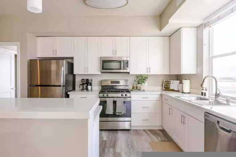 Family-friendly lovely apartment with fast internet, BBQ & pool | Lake view | Next to the beach | Pets are welcome — photo 3