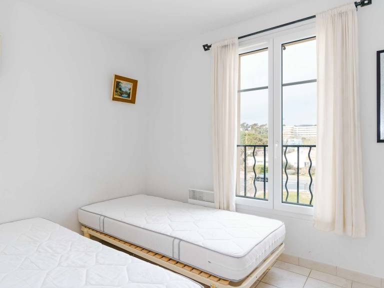 Charming 2-BR Apartment with Pool and A/C, Pet-Friendly, Near Beach, Sleeps 4 — photo 5