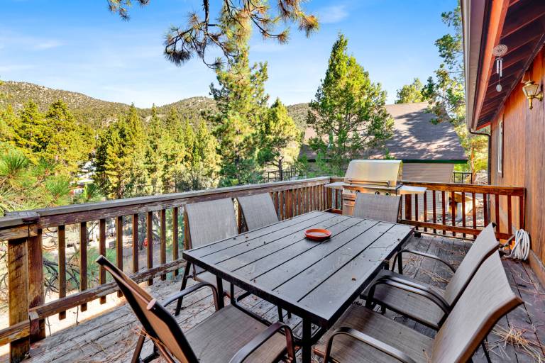 Cabin with grill, patio & jacuzzi | Mountain view — photo 3