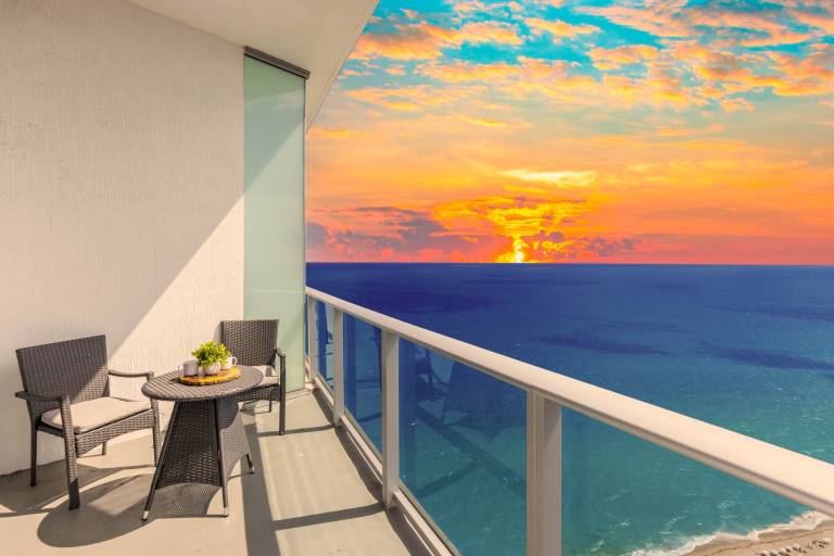 Children-friendly charming rental apartment with fast internet & pool | Sea view | Close to the beach | Pet-friendly in Aventura, FL