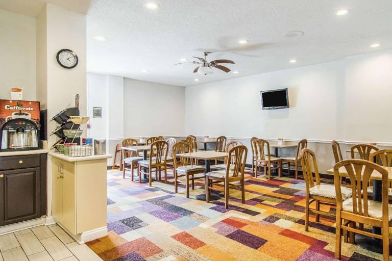 Econo Lodge Darien — photo 4