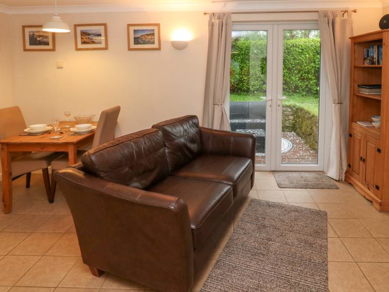 Cottage with garden — photo 3