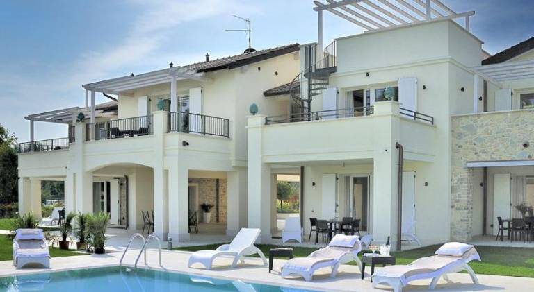 Lovely house with yard, patio & private pool | Suitable for remote work | Pet-friendly in Peschiera del Garda