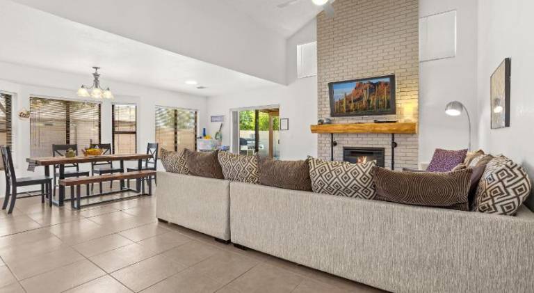 Spacious stunning ranch house, hot-tub and private basketball court, near WestWorld, TPC — photo 3
